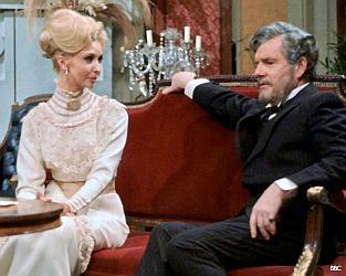 "Die Foryste Saga": Szenenfoto mit Nyree Dawn Porter als Irene Forsyte und Kenneth More als Jolyon Forsyte jr.; mit freundlicher Genehmigung von "Pidax Film", welche die Serie am 18. April 2024 auf DVD herausbrachte