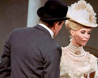 "Die Foryste Saga": Szenenfoto mit Nyree Dawn Porter als Irene Forsyte; mit freundlicher Genehmigung von "Pidax Film", welche die Serie am 18. April 2024 auf DVD herausbrachte