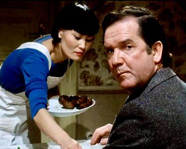 "Alte Gauner": Szenenfoto Gerhard Friedrich als Leiter des Senioreheims, Otto Salm; mit freundlicher Genehmigung von Pidax Film, welche die Serie am 11.12.2025 auf DVD herausbrachte.