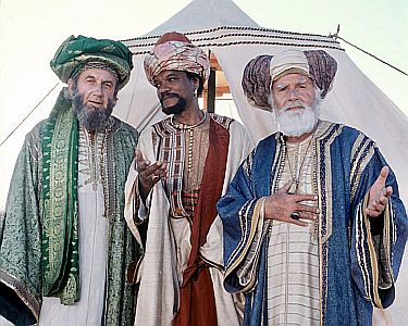 "Der vierte Knig"/"Die heiligen vier Knige": Szenenfoto mit Joachim Fuchsberger (r.) als Balthasar/Baldassarre, Billy Dee Williams (Mitte) als Kaspar/Gasparre und Daniel Ceccaldi (l.) als Melchior/Melchiorre mit freundlicher Genehmigung von Pidax Film, welche die Abenteuergeschichte am 17. Oktober 2024 auf DVD herausbrachte.