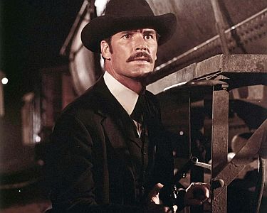 "Die f�nf Ge�chteten" ("Hour of the Gun"): Szenenfoto mit James Garner als Wyatt Earp; mit freundlicher Genehmigung von Pidax Film, welche den Western am 23. April 2026 auf DVD herausbrachte