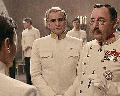 "Die Tatarenwüste" (1976, "Il deserto dei Tartari"): Szenenfoto mit Vittorio Gassman (l.) als Oberstleutnant Filimore und PhilippeNoiret als der General; mit freundlicher Genehmigung von Pidax Film, welche die Produktion Ende Januar 2021 auf DVD herausbrachte.
