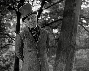 "Die wundersame Geschichte des Peter Schlemihl": Szenenfoto mit Rudolf Platte als der "graue Mann"; mit freundlicher Genehmigung von Pidax-Film, welche die Märchenverfilmung Mitte September 2025 auf DVD herausbrachte