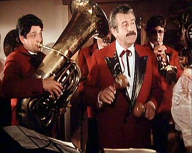 "�&nbsp;und die Tuba bl�st &nbsp;der Huber" (Staffel 2): Szenenfoto mit Willy Harlander als Ammerer, bester Freund von Huber (l.) und Mitglied der Dorfkapelle; mit freundlicher Genehmigung von Pidax Film, welche die 2. Staffel der Serie am 4. Juni 2026 auf DVD herausbrachte.