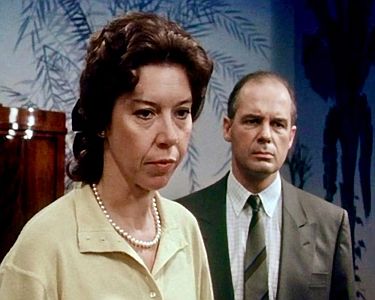 "Die letzte Fahrt der San Diego": Szenenfoto mit Evelyn Hamann als Elvira Krogmann und Joachim Richert? als Eickhoff?; mit freundlicher Genehmigung von Pidax Film, welche den Krimi am 5. M�rz 2026 auf�DVD herausbrachte.