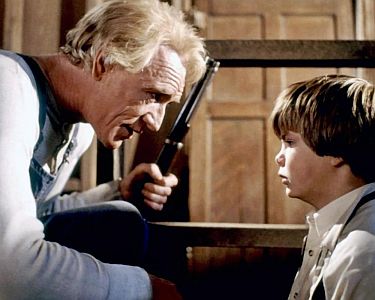 "Flucht zurück": Szenenfoto mit Richard Harris als der flüchtige Häftling Martin Steckert mit seiner kleinen Geisel Martin (Justin Henry) mit freundlicher Genehmigung von Pidax Film, welche das Roadmovie am 18. Juni 2026 auf DVD herausbrachte.