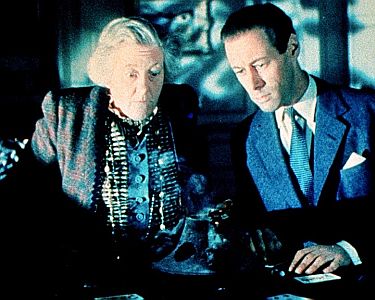 "Geisterkmdie: Szenenfoto mit Margaret Rutherford als Madame Arcati und Rex Harrison als Schriftsteller Charles Condomine; mit freundlicher Genehmigung von Pidax-Film, welche die Produktion am 03.12.2021 auf DVD herausbrachte.