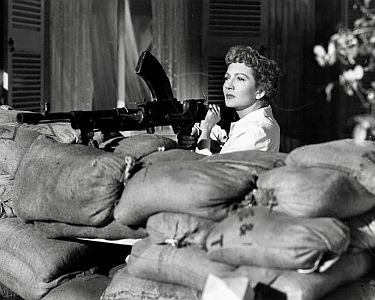 "Weie Frau im Dschungel"4) (1952, "The Planters Wife"): Szenenfoto mit Claudette Colbert als wehrhafte Liz Frazer; mit freundlicher Genehmigung von Pidax-Film, welche das Abenteuer am 09.04.2021 auf DVD herausbrachte.