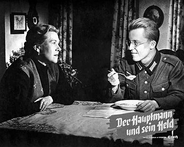 "Der Hauptmann und sein Held": Szenenfoto mit Jo Herbst als Kellermann und Fita Benkhoff als Mutter Kellermann; mit freundlicher Genehmigung von Pidax-Film, welche die Produktion am 31.10.2013 auf DVD herausbrachte.