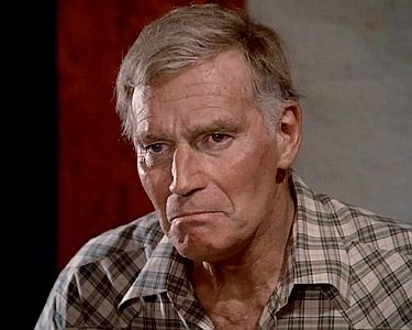 "Ein Mann aus Stahl": Szenenfoto mit Charlton Heston als der alte Rancher Charlie McLeod; mit freundlicher Genehmigung von Pidax Film, welche den Neo-Western am 18.06.2026 auf DVD herausbrachte.