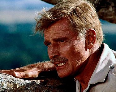 "Nairobi Affair": Szenenfoto mit Charlton Heston als der Safari-Guide Lee Cahill; mit freundlicher Genehmigung von Pidax-Film, welche das Abenteuer am 29. August 2024 auf DVD herausbrachte.