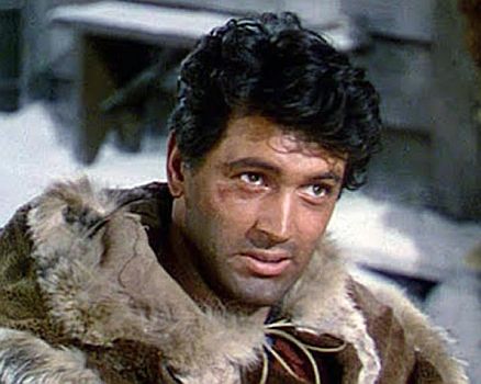 Szenenfoto mit Rock Hudson als Pelzhndler und Skipper Peter Keith in dem Western-Abenteuer "Allen Gefahren zum Trotz" (1953, "Back to God's Country"; Regie: Joseph Pevney); mit freundlicher Genehmigung von Pidax Film, welche die Produktion am 8. Mai 2025 auf DVD herausbrachte.