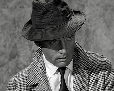 "Geheimauftrag für John Drake": Szenenfoto mit Patrick McGoohan als John Drake mit freundlicher Genehmigung von Pidax Film, welche die Agenten-Serie Anfang Juni 2020 auf DVD herausbrachte.