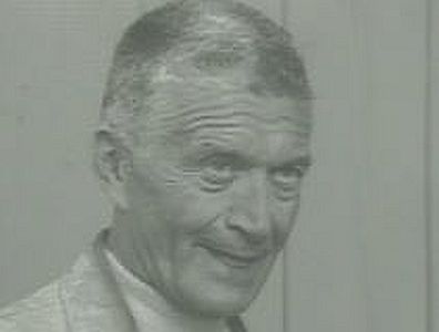 "Immer nur Mordgeschichten": Szenenfoto mit Friedrich Joloff als George Statten; mit freundlicher Genehmigung von Pidax Film, welche die Krimikomödie Anfang August 2012 auf DVD herausbrachte.