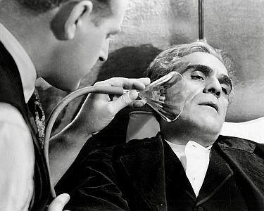 "Der Mann, der sein Gehirn austauschte": Szenenfoto mit Boris Karloff; mit freundlicher Genehmigung von Pidax Film, welche den Horror-Streifen Mitte August 2025  auf DVD herausbrachte.