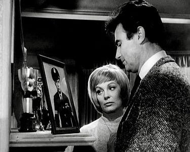 "Ein Toter braucht kein Alibi": Szenenfoto mit Eva Pflug als Liz Renfrew und Karl-Michael Vogler als deren Liebhaber Steve Craig; mit freundlicher Genehmigung von Pidax-Film, welche den Krimi am 13. November 2025 auf DVD herausbrachte.