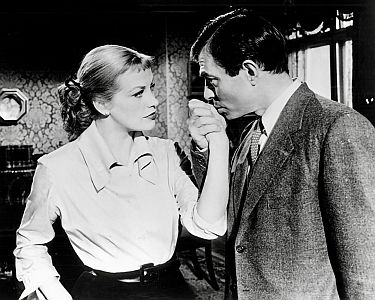 "Gefährlicher Urlaub": Szenenfoto mit Hildegard Knef als Bettina Mallison und James Mason als Ivo Kern mit freundlicher Genehmigung von Pidax Film, welche den Agententhriller im April 2025 auf DVD herausbrachte.