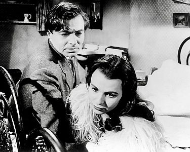 "Gefährlicher Urlaub": Szenenfoto mit Claire Bloom als Susanne Mallison und James Mason als Ivo Kern; mit freundlicher Genehmigung von Pidax Film, welche den Agententhriller im April 2025 auf DVD herausbrachte.