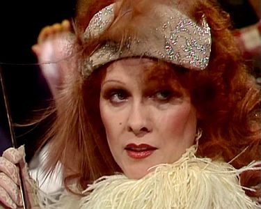 "Drei gegen Hollywood": Szenenfoto mit Elisabeth Volkmann als Schauspielerin Phyllis Fontane; mit freundlicher Genehmigung von Pidax Film, welche die Produktion am 11. Dezember2025 auf DVD herausbrachte.