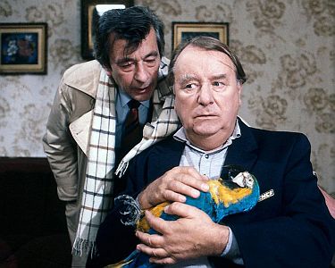 "Die Stunde des Léon Bisquet": Szenenfoto mit Günter Mack (l.) als Commissaire Lamotte und Klaus Schwarzkopf als Léon Bisquet; mit freundlicher Genehmigung von Pidax Film, welche die Produktion am 1. Juli 2012 auf DVD herausbrachte.