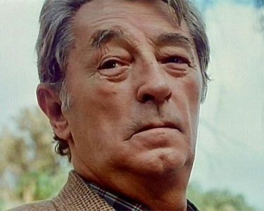 "Thompsons letzter Ausbruch": Szenenfoto mit Robert Mitchum als Johnny Thompson; mit freundlicher Genehmigung von Pidax Film, welche den Krimi Ende November 2024 auf DVD herausbrachte.