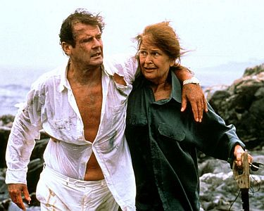 "Agenten leben einsam": Szenenfoto mit Roger Moore als Adam und Colleen Dewhurst als Ruth; mit freundlicher Genehmigung von "Pidax Film", welche die Krimi-Komdie Mitte Februar 2016 auf DVD herausbrachte.