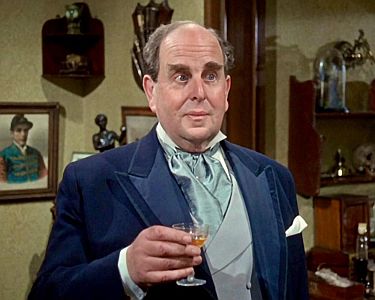 "Sherlock Holmes' grter Fall": Szenenfoto mit Robert Morley als Mycroft Holmes; mit freundlicher Genehmigung von Pidax Film, welche den Krimi am 05.12.2024 auf DVD herausbrachte.