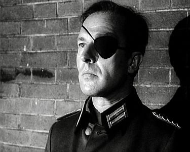 "Claus Graf von Stauffenberg": Szenenfoto mit Horst Naumann als Graf von Stauffenberg; mit freundlicher Genehmigung von Pidax Film, welche die eindrucksvolle Produktion am 23. Oktober 2025 auf DVD herausbrachte.