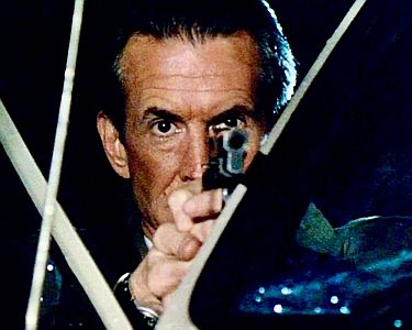 "Handlanger des Todes": Szenenfoto mit Anthony Perkins als Agent Jimmy; mit freundlicher Genehmigung von Pidax Film, welche die Produktion im April 2025 auf DVD herausbrachte.