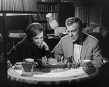 Szenenfoto aus "Slim Callaghan greift ein" mit Viktor de Kowa als Privatdetektiv Slim Callaghan und Eva Pflug als dessen Sekretärin Steffie: mit freundlicher Genehmigung von Pidax Film, welche die Serie Mitte Dezember 2013 auf DVD herausbrachte.