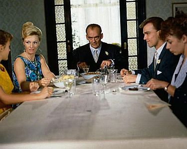 "Marleneken": Szenenfoto mit Nina Hoger (r.) als die junge Marilena, Hans-Michael Rehberg (Mitte) als deren Vater Dr. Egon Folkmann und links daneben Marita Marschall als dessen 2. Ehefrau Hanna; mit freundlicher Genehmigung von "Pidax Film", welche den Zweiteiler Ende September 2023 auf DVD herausbrachte