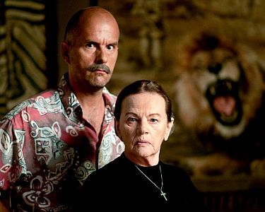 "Das Haus der Krokodile": Szenenfoto mit Gudrun Ritter als Frau Debisch und Christoph Maria Herbst als deren Sohn Friedrich Debisch; mit freundlicher Genehmigung von Pidax-Film, welche Produktion im Juni 2025 erneut auf DVD herausbrachte.
