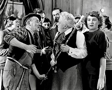 "Die Premiere findet doch statt": Szenenfoto mit Margaret Rutherford (Mitte) als Catherine; mit freundlicher Genehmigung von Pidax-Film, welche die Komdie Ende November 2022 auf DVD herausbrachte.