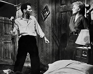 "Der Mann mit dem goldenen Arm": Szenenfoto mit Farnk Sinatra als Frankie"Machine" und Kim Novak als Animierdame Molly; mit freundlicher Genehmigung von Pidax-Film, welche den Film-Noir auf DVD herausbrachte (Verffentlichung: 02.04.2021)