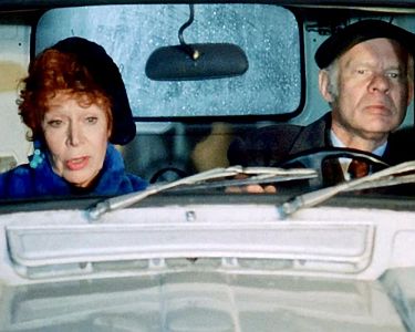 "Alte Gauner": Szenenfoto mit Gisela Trowe als Seniorenheim-Bewohnerin Elfie Kuschel und Ralf Wolter als deren &nbsp;Verehrer Leo Plosch; mit freundlicher Genehmigung von Pidax Film, welche die Serie am 11.12.2025 auf DVD herausbrachte.