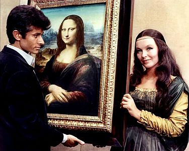 "Der Dieb der Mona Lisa": Szenenfoto mit Marina Vlady und George Chakiris; mit freundlicher Genehmigung von Pidax-Film, welche die Gaunerkomdie Anfang Mai 2024 auf DVD herausbrachte.