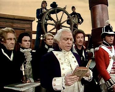 "Die Meuterei auf der Bounty": Szenenfoto mit Wolfgang Wahl (vorne) als Kapitn William Bligh; mit freundlicher Genehmigung von Pidax Film, welche das Dokumentarspiel am 11. September 2025 auf DVD herausbrachte.