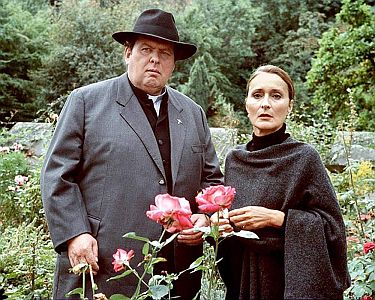 "Pfarrer Braun": "Adel vernichtet"; Szenenfoto mit Ottfried Fischer als Pfarrer Braun und Eleonore Weisgerber als Lydia von Falkenberg; mit freundlicher Genehmigung von Pidax Film, welche erste sechs Folgen (Vol. 1) der Krimireihe Mitte Januar 2021 auf DVD herausbrachte.
