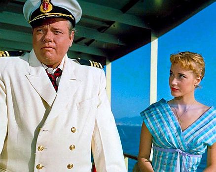 "Fhre nach Hongkong": Szenenfoto mit Orson Welles als Kapitn Hart und Sylvia Syms als Liz Ferrers, Betreuerin der Kindergruppe: mit freundlicherGenehmigung von "Pidax Film", welche das Abenteuer Ende Juni 2020 auf DVD herausbrachte.