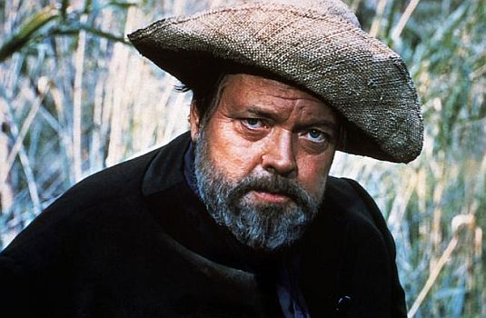 "Die Schatzinsel": Szenenfoto mit Orson Welles als LongJohnSilver; mit freundlicherGenehmigung von "Pidax Film", welche das Abenteuer Ende Oktober 2020 auf DVD herausbrachte.