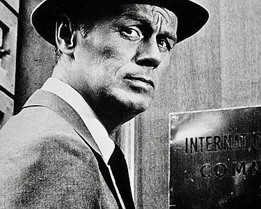 "Geheime Wege": Szenenfoto mit Richard Widmark als Agent Michael Reynolds; mit freundlicher Genehmigung von Pidax Film, welche den Spionagefilm am 24.09.2026 auf DVD herausbrachte
