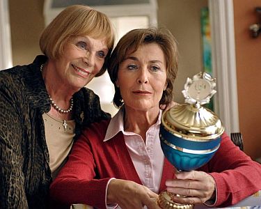 "1:0 für das Glück": Szenenfoto mit Eva Pflug und Thekla Carola Wied; mit freundlicher Genehmigung von Pidax Film, welche die Produktion Anfang Mai 2012 auf DVD herausbrachte.