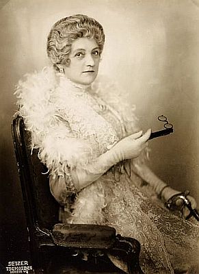 Hedwig Bleibtreu in der Rolle der Prinzessin Beatrix in dem Stck "Der Schwan" von Ferenc Molnr ("Burgtheater" 1921), fotografiert von Franz Xaver Setzer (18861939); Quelle: geschichtewiki.wien.gv.at von sammlung.wienmuseum.at; Lizenz: CC0 bzw. gemeinfrei