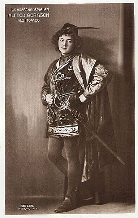 Alfred Gerasch als Romeo in Shakespeares "Romeo und Julia"; Urheber: Franz Xaver Setzer (18861939); Quelle: filmstarpostcards.blogspot.de; Lizenz: gemeinfrei