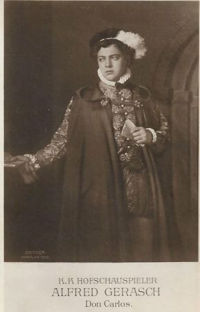 Alfred Gerasch ca. 1913 als Kronprinz Don Carlos in dem Drama "Don Karlos" von Friedrich Schiller; Urheber: Franz Xaver Setzer (18861939); Quelle: filmstarpostcards.blogspot.com
