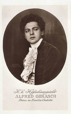 Alfred Gerasch ca. 1913 am "Burgtheater" alsHettore Gonzaga, Prinz von Guastalla, in "EmiliaGalotti"; Urheber: Franz Xaver Setzer (18861939); Quelle: filmstarpostcards.blogspot.com: Lizenz: gemeinfrei