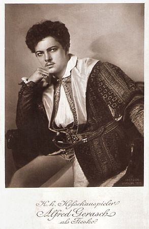 Alfred Gerasch ca. 1913 am "Burgtheater" alsFiesco, Graf von Lavagna, in "Die Verschwrung des Fiesco zu Genua"; Urheber: Franz Xaver Setzer (18861939); Quelle: filmstarpostcards.blogspot.com: Lizenz: gemeinfrei