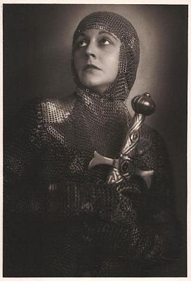Annemarie Steinsieck, (vermutlich am Wiener "Volkstheater") als Johanna von Orleans; Urheber: Franz Xaver Setzer (18861939); Lizenz: gemeinfrei