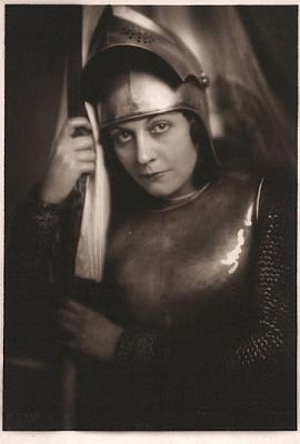 Annemarie Steinsieck, (vermutlich am Wiener "Volkstheater") als Johanna von Orleans; Urheber: Franz Xaver Setzer (18861939); Lizenz: gemeinfrei