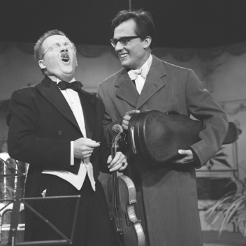 Dieter Hildebrandt (Meyer II) mit Hans Jürgen Diedrich (Meyer I) in der Fernsehgroteske "Streichquartett" (1962);